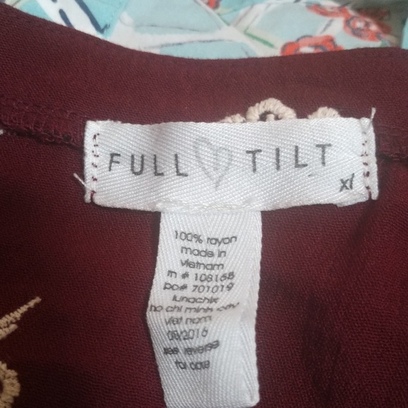 3/$20 Full tilt rayon blouse - Picture 5 of 5